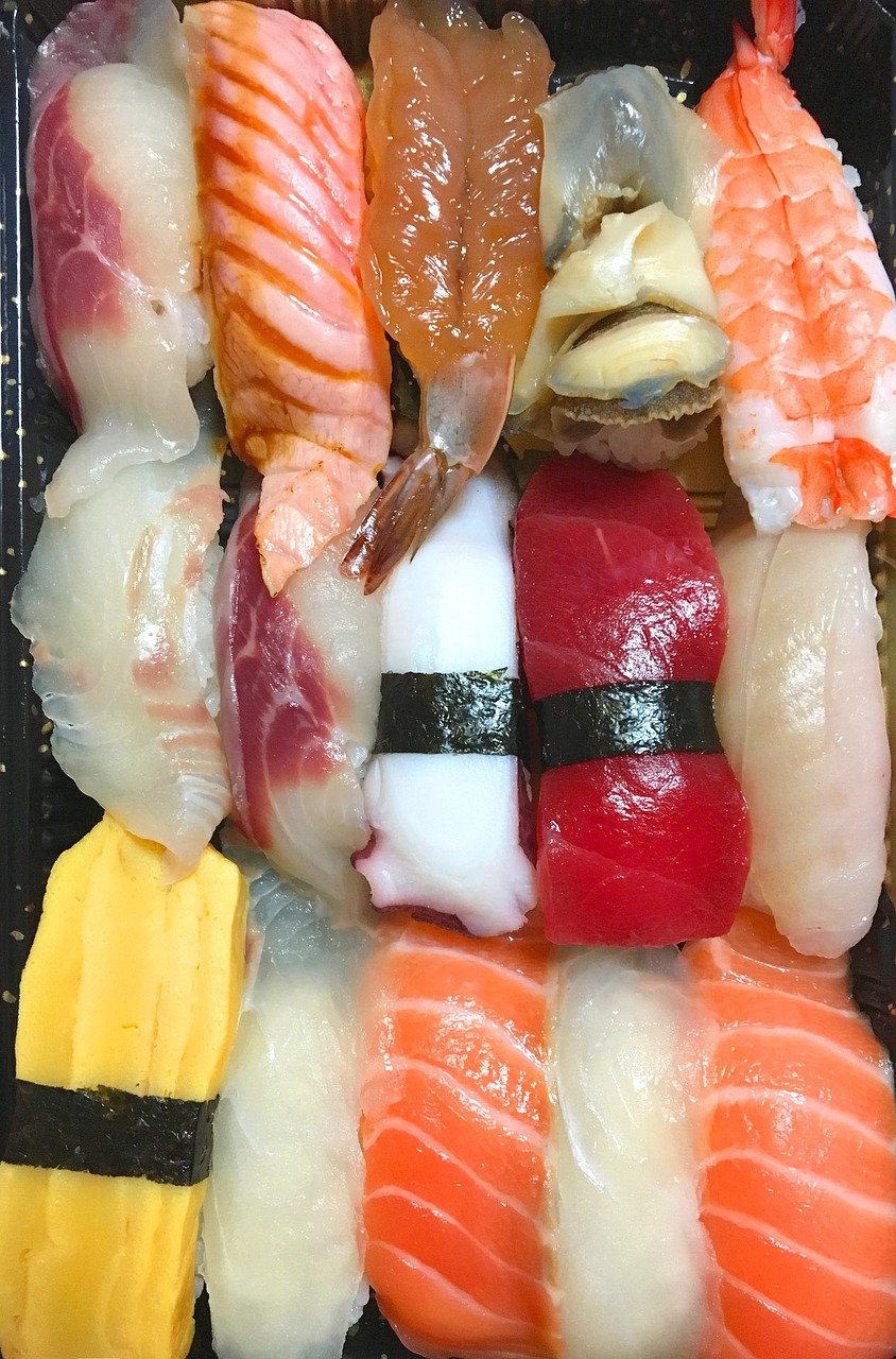 entdecken sie köstliche sushi-variationen, frisch zubereitet mit hochwertigen zutaten. genießen sie authentischen geschmack und kreative kombinationen in jeder rolle.